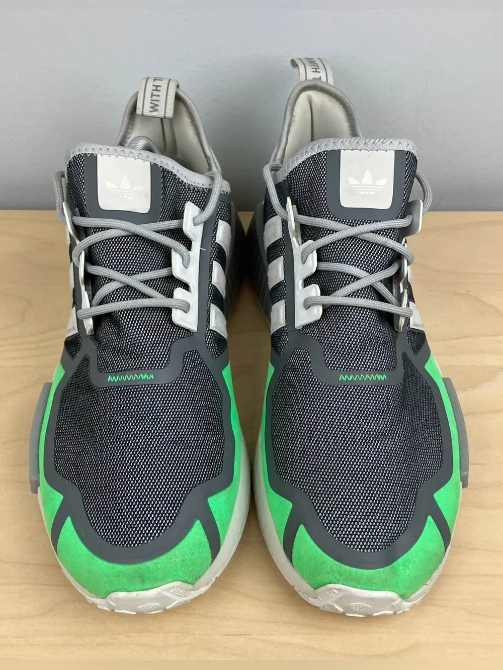 Adidas Men’s Size 10.0 NMD R1 Gray Screaming Green White Athletic Running Shoes